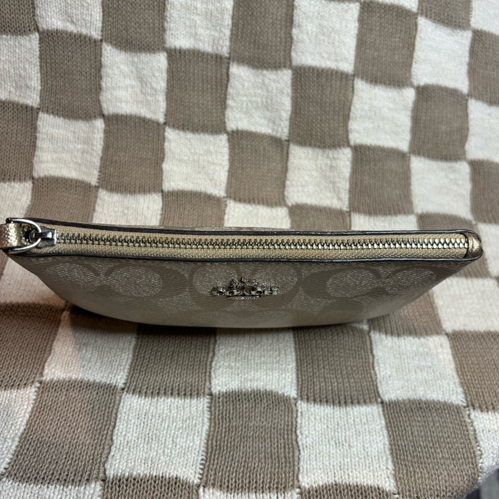 Coach large wristlet in signature canvas - Picture 9 of 10